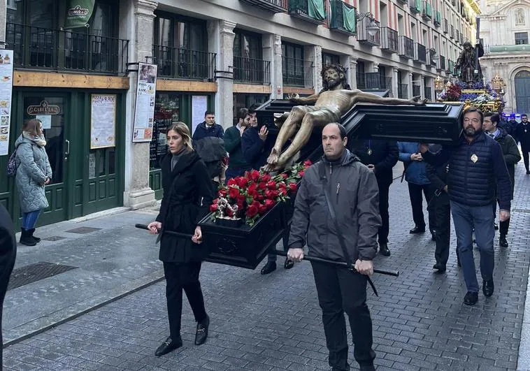 Los restauradores confirman el buen estado del Nazareno pese al chaparrón del Miércoles Santo